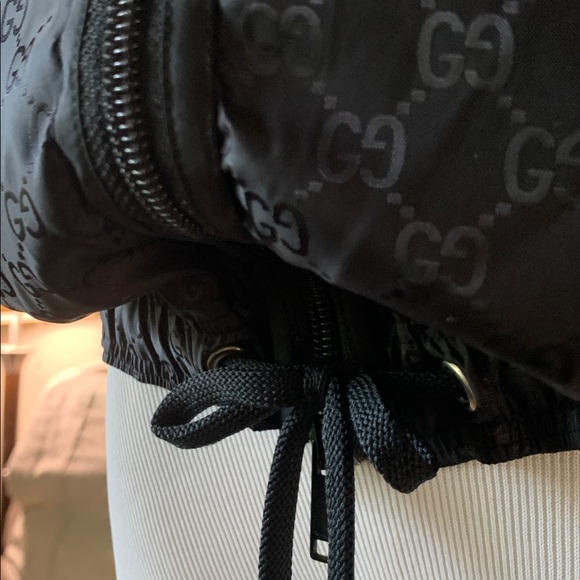 Vintage Gucci Black Bomber Jacket with Hoodie and 2009 Logo Pattern - Picture 5 of 16